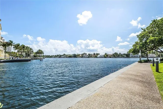 $4,600 | 19707 Turnberry Way, Unit 8D, Miami, FL 33180