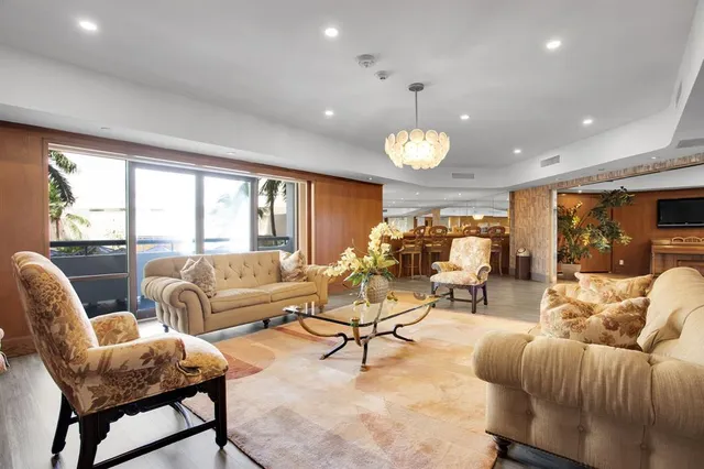 $4,600 | 19707 Turnberry Way, Unit 8D, Miami, FL 33180