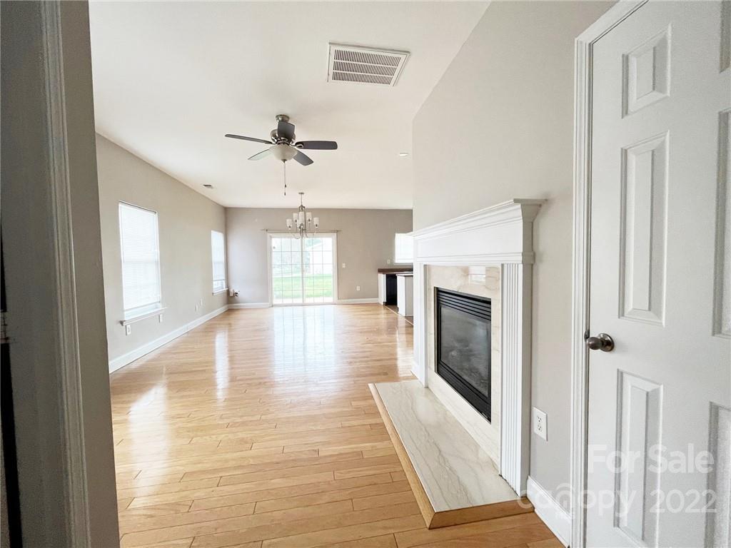 6009 Raisin Tree Lane Charlotte, NC 28215 - Photo 4 of 20 Gallery Image 4