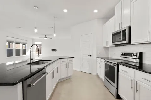 $2,750 | 7400 Lowery Crossing, Austin, TX 78744