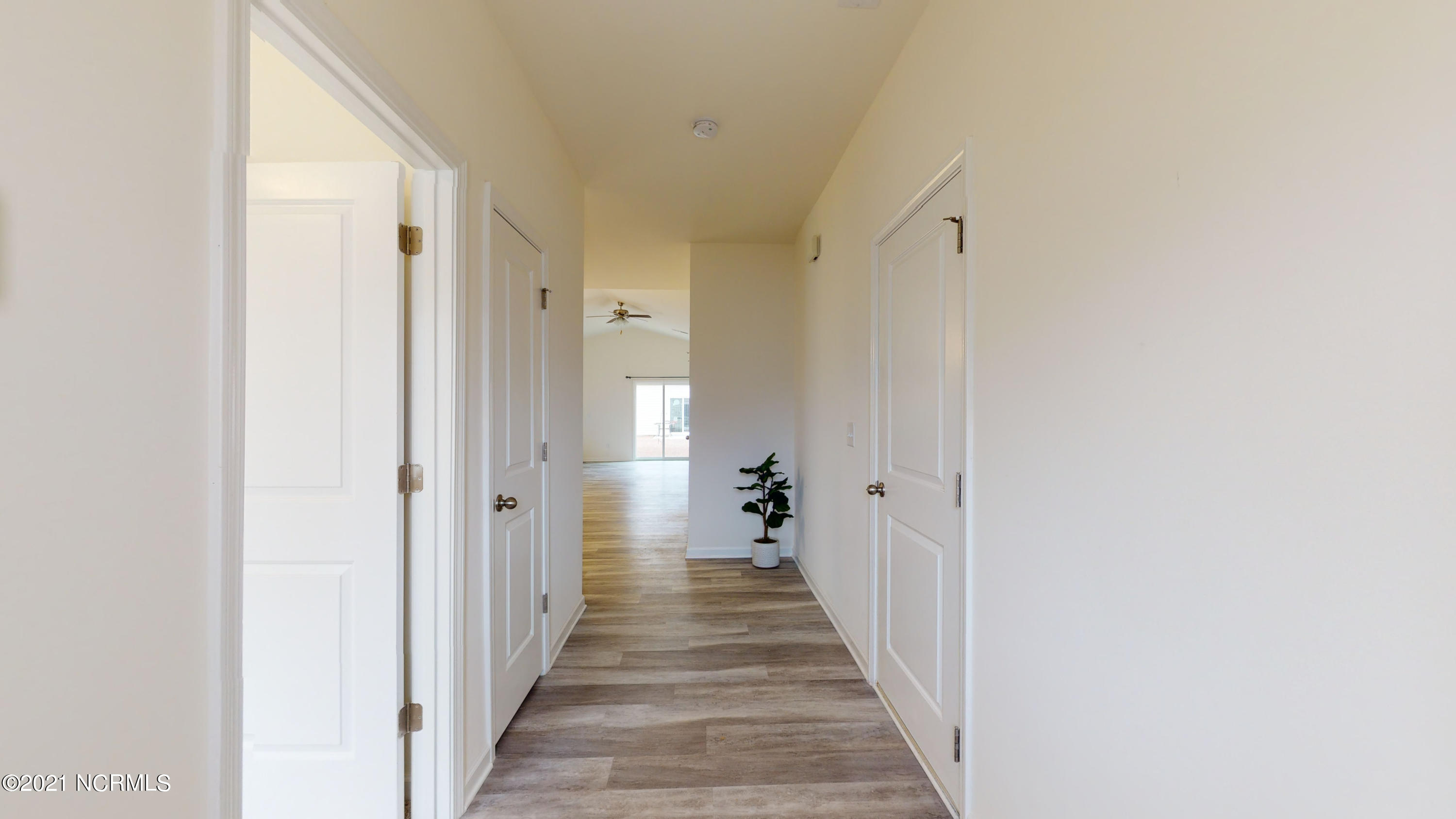 319 Frida Road New Bern, NC 28560 - Photo 5 of 25 Foyer