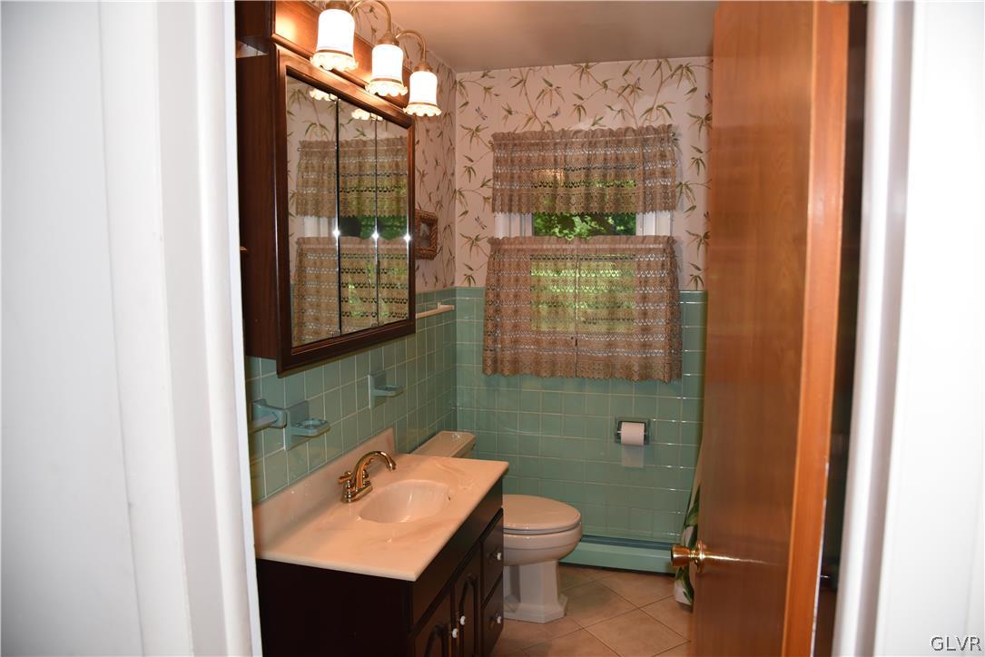 5315 Susan Road Coopersburg, PA 18036 - Photo 14 of 21 Hall Bath