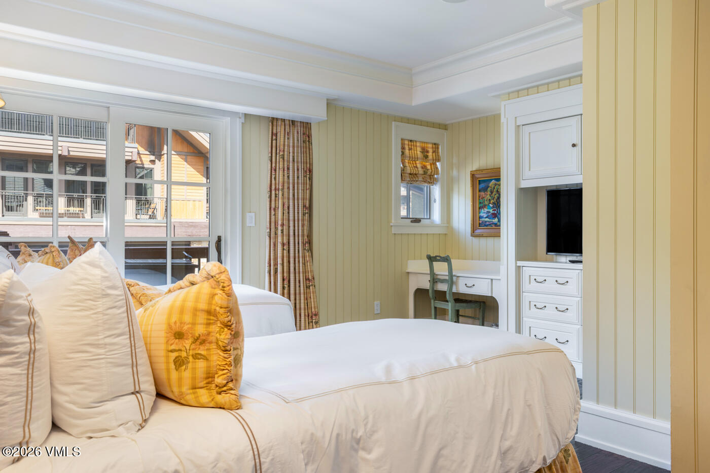 1 Willow Bridge Road, Unit 33 Vail, CO 81657 - Photo 26 of 40 a bedroom with a large bed and a flat tv screen