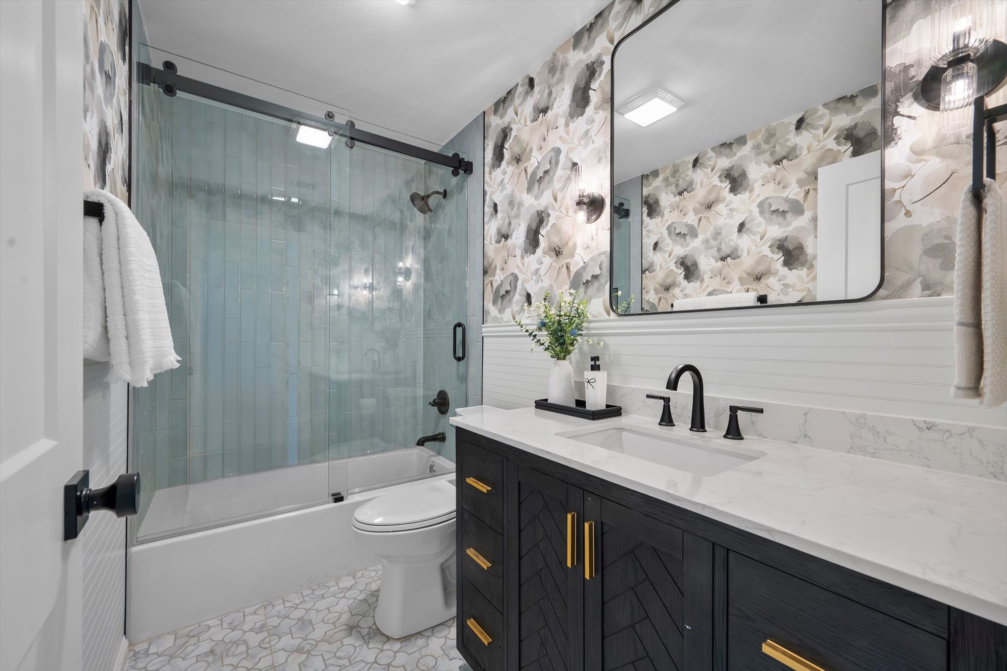 109 Woodland Road Georgetown, TX 78628 - Photo 31 of 40 Elegant white quartz counters elevate this well-appointed bathroom featuring a stylish vanity and modern fixtures.