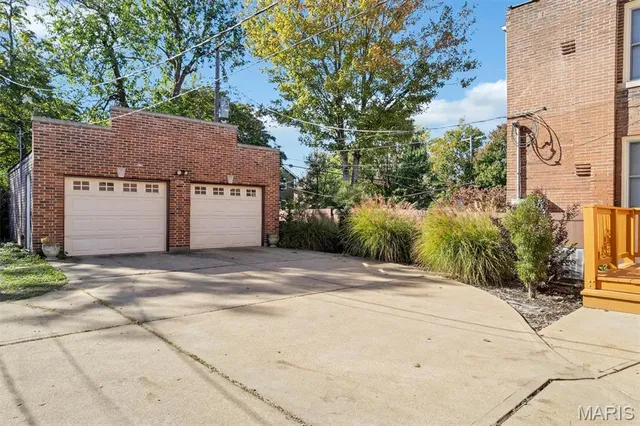 $449,944 | 3822 Shaw Boulevard, St. Louis, MO 63110