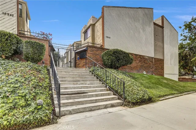$630,000 | 18242 Burbank Boulevard, Unit 8, Tarzana, CA 91356