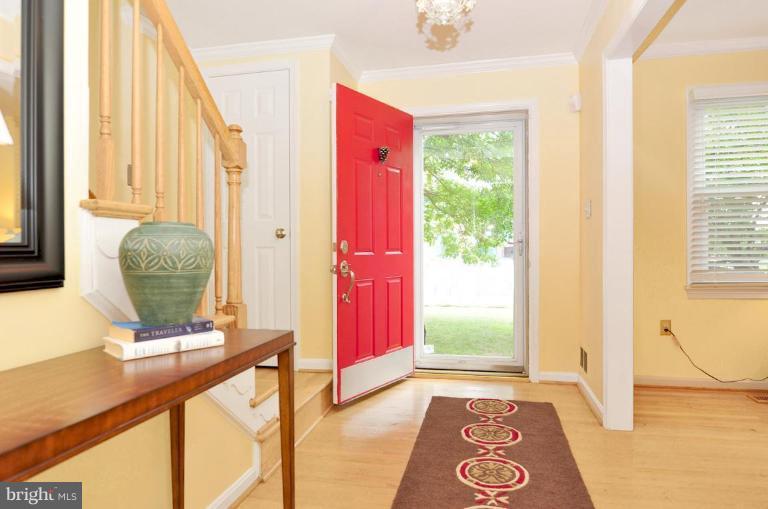 1251 Pine Hill Road McLean, VA 22101 - Photo 3 of 20 Entrance / Foyer