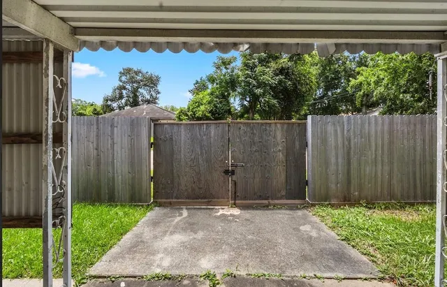 a view of a backyard