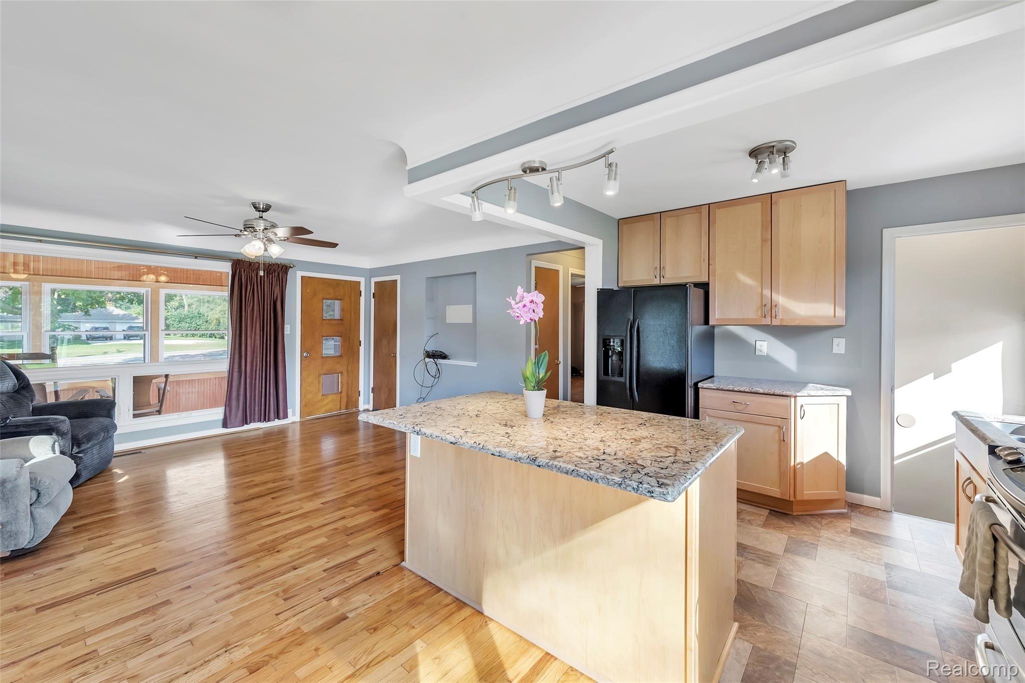 11455 Dexter-Pinckney Road Pinckney, MI 48169 - Photo 12 of 45 11455-DEXTER-PINCKNEY-Road-Putnam-Twp-Michigan-48169-windowstill-13.jpg