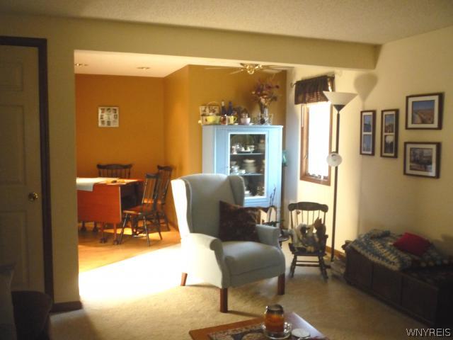 4623 Chestnut Ridge Road, Unit B Amherst, NY 14228 - Photo 11 of 16 Living Room