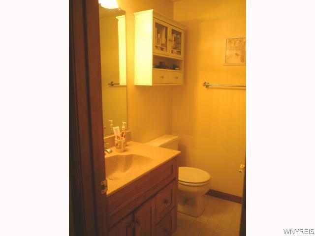 4623 Chestnut Ridge Road, Unit B Amherst, NY 14228 - Photo 10 of 16 Bathroom. Full bath has ceramic tile floor and upd