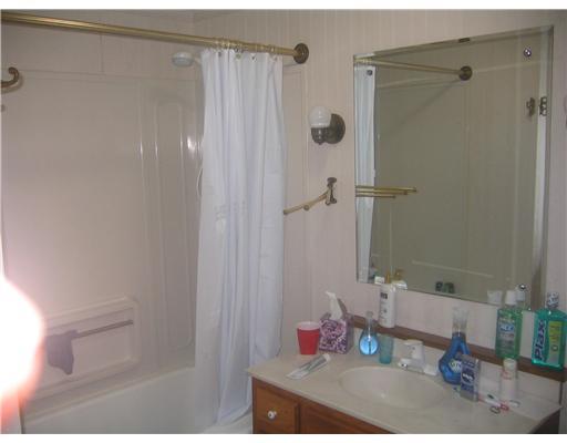 105 McCutcheon Road Coraopolis, PA 15108 - Photo 7 of 8 Full Bath.