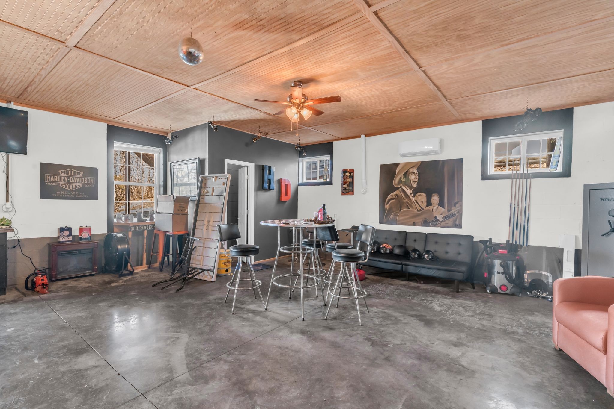 2450 Scotty Parker Road Portland, TN 37148 - Photo 24 of 37 a living room with furniture and a flat screen tv