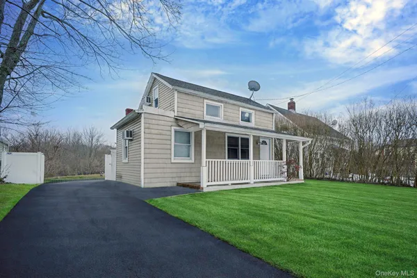 $425,000 | 723 West Main Street, Riverhead, NY 11901