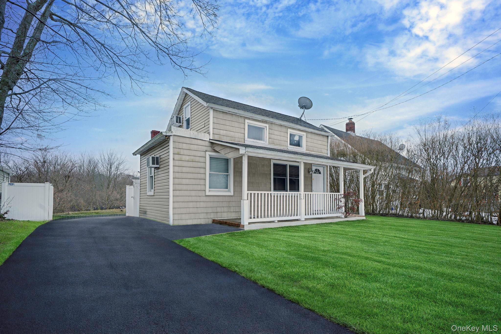 723 West Main Street Riverhead, NY 11901 - Photo 1 of 11