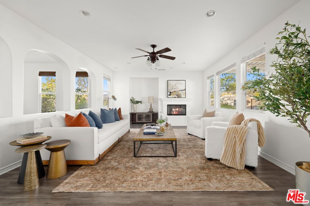 886 Hemlock Ridge Court Simi Valley, CA 93065 - Photo 6 of 28 Gallery Image 6