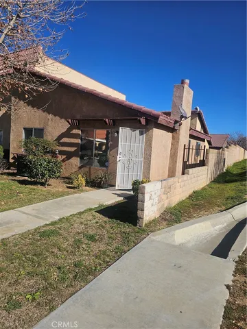 $2,300 | 38000 17th Street East, Unit 16, Palmdale, CA 93550