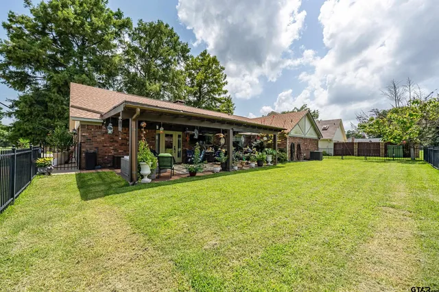 a view of a house with backyard and porch