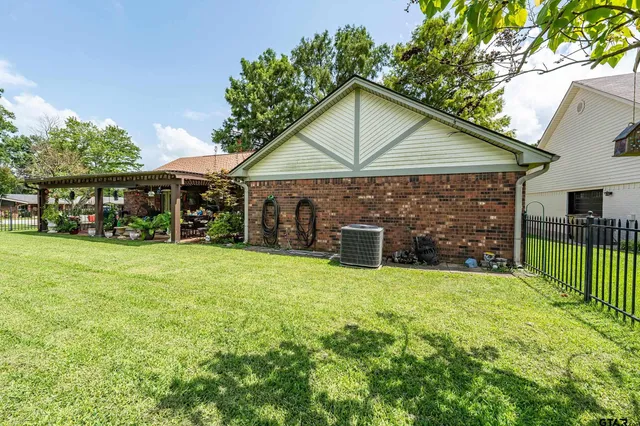 a view of a house with backyard and porch