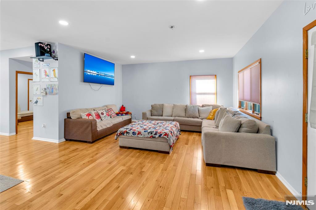 20 Center Street Butler, NJ 07405 - Photo 8 of 18