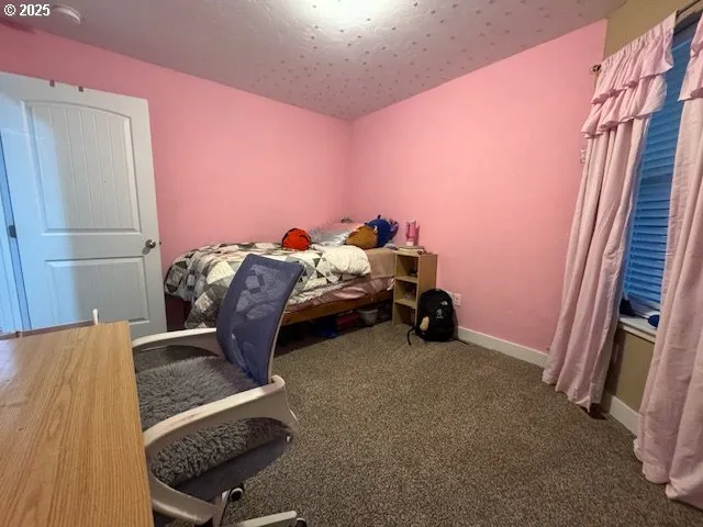 a view of livingroom with furniture