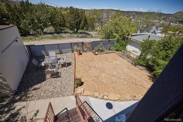 a view of a backyard