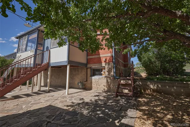 a view of a dinning tables and chairs in patio