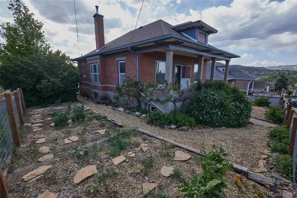a view of a pathway with a backyard