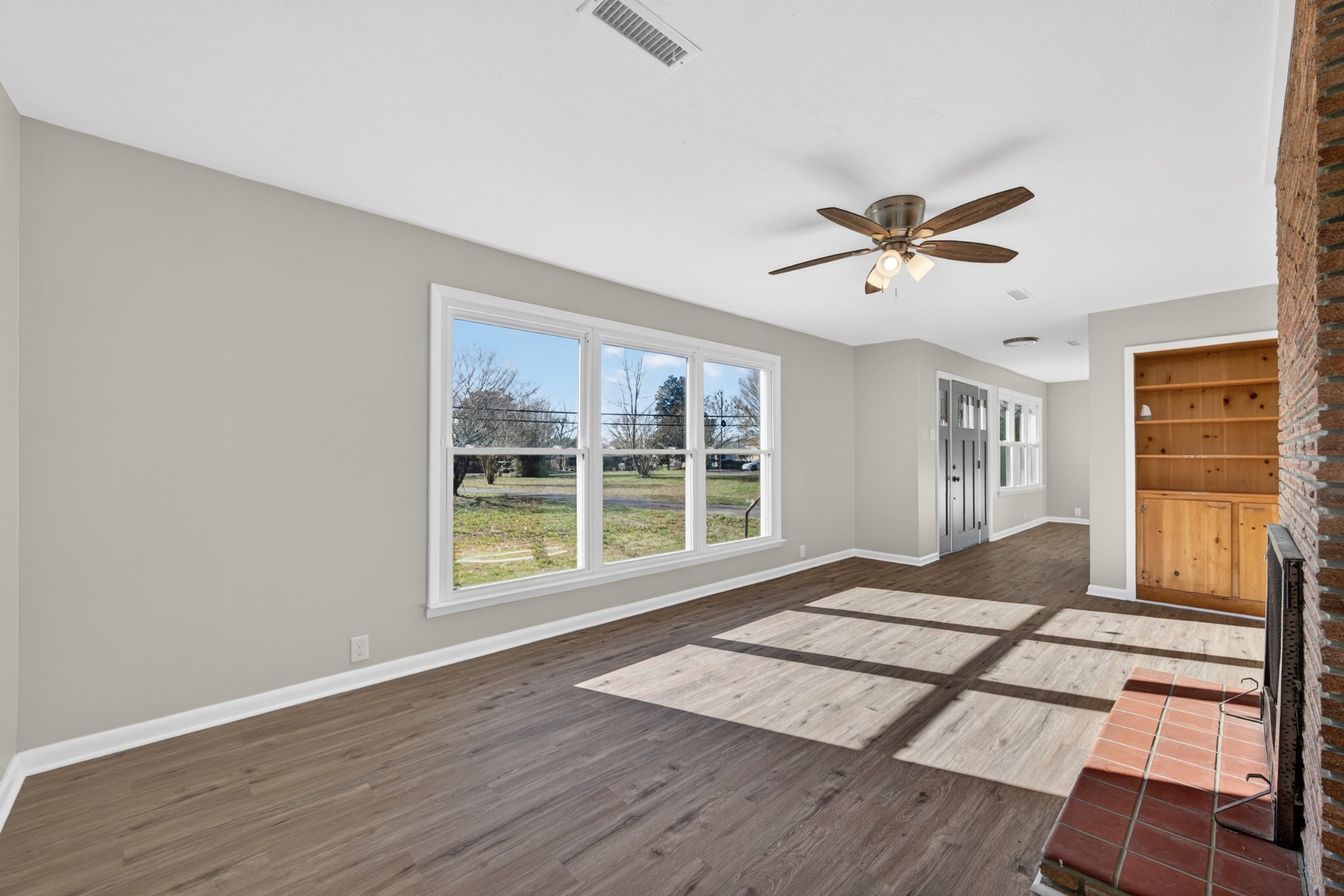 8 East Prospect Road Fayetteville, TN 37334 - Photo 6 of 42 a living room with wooden floor and a large window