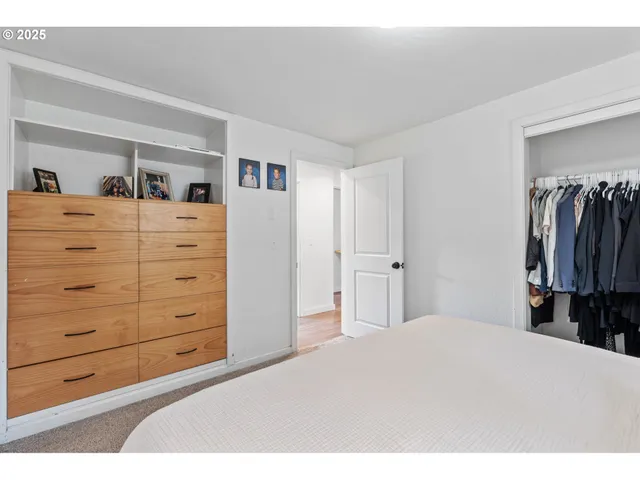 a bed room with a bed