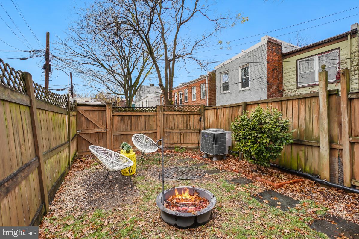 505 9th Street Southeast Washington, DC 20003 - Photo 28 of 30 a backyard of a house with outdoor seating