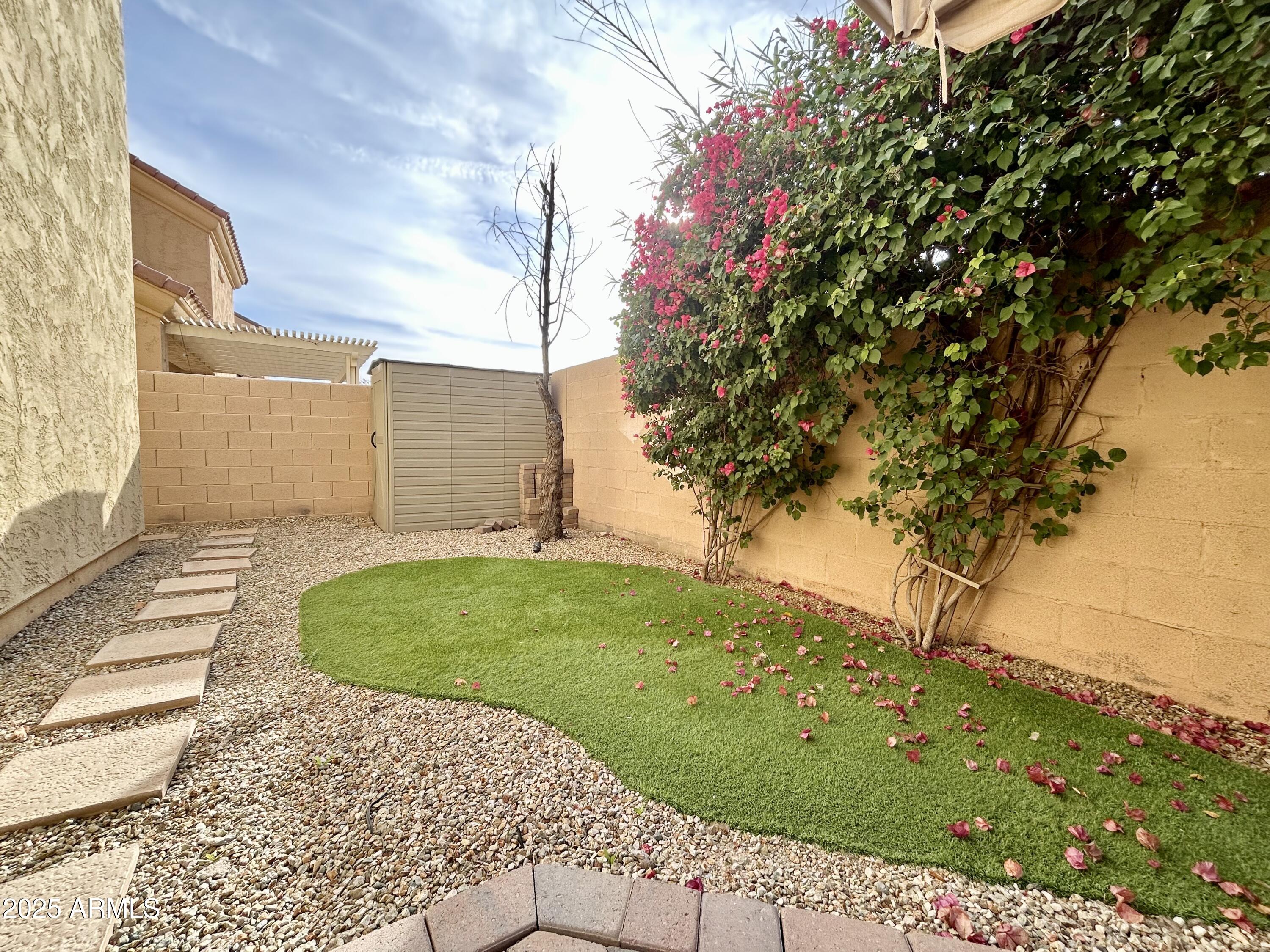 1418 South Jessica Lane Tempe, AZ 85281 - Photo 7 of 13 a backyard of a house with lots of green space