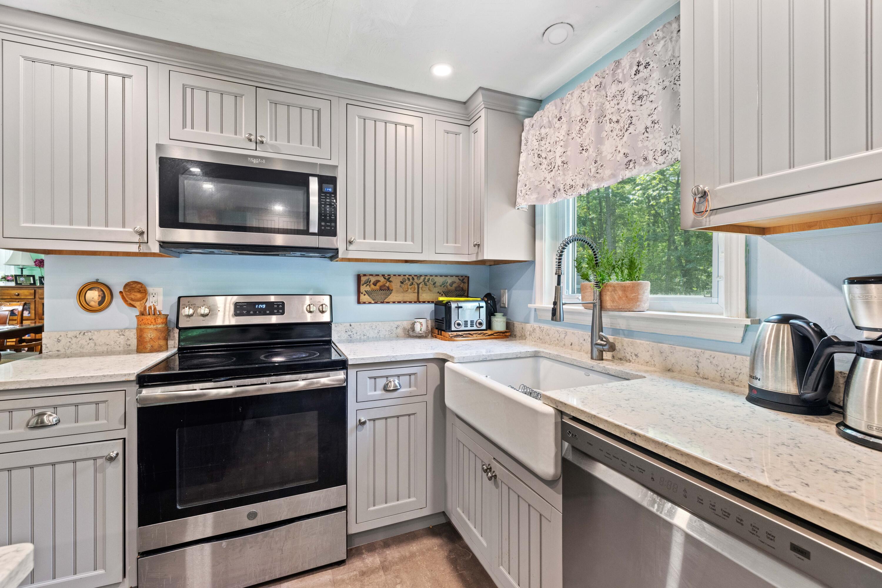 36 Middle Road Kennebunk, ME 04043 - Photo 11 of 41 Kitchen
