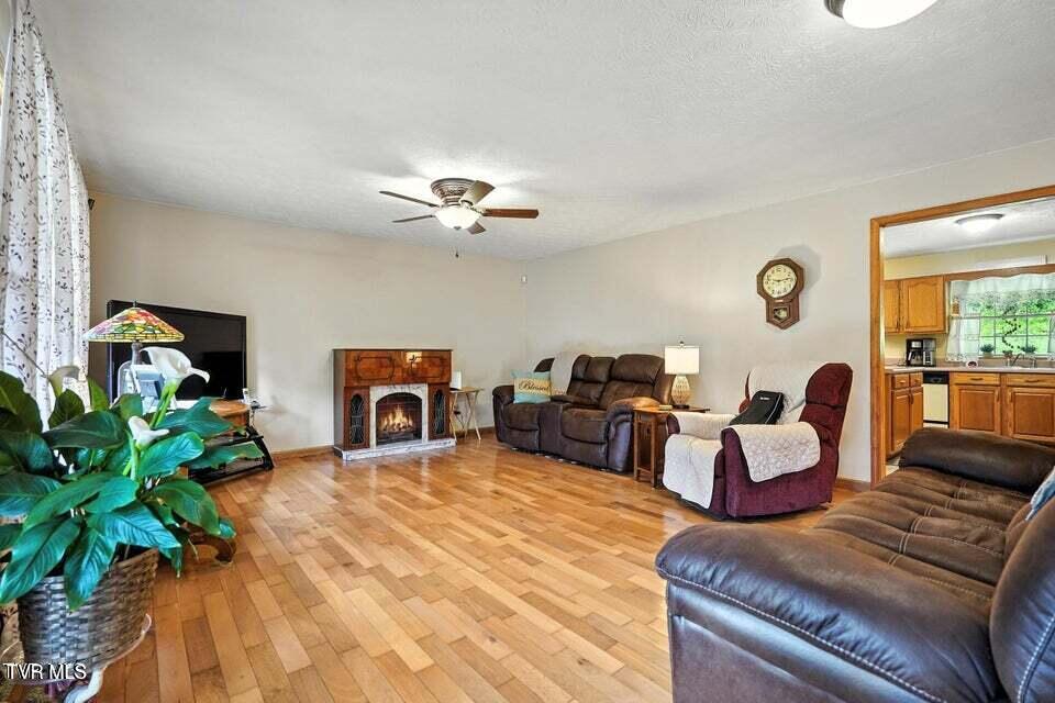 1037 Swift Hollow Road Mountain City, TN 37683 - Photo 23 of 47 living room