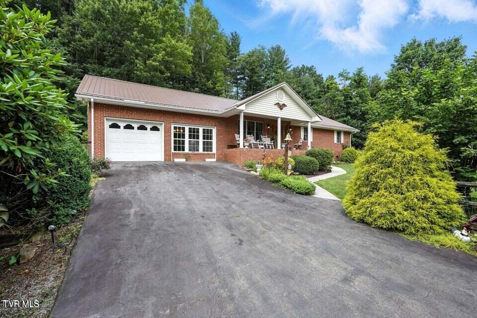1037 Swift Hollow Road Mountain City, TN 37683 - Photo 5 of 47 front driveway