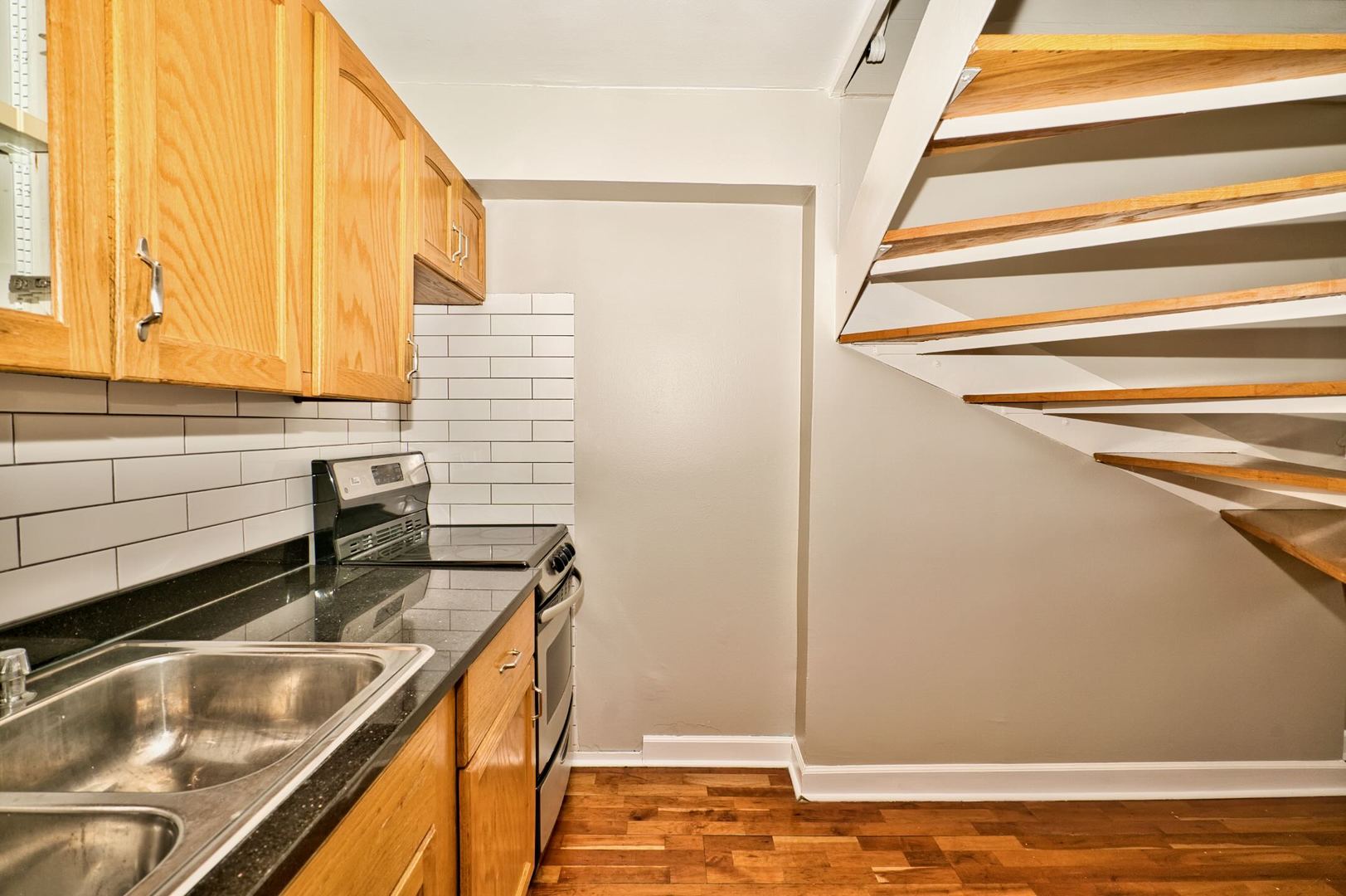 6166 North Sheridan Road, Unit 26A Chicago, IL 60660 - Photo 14 of 27 a view of kitchen and utility room