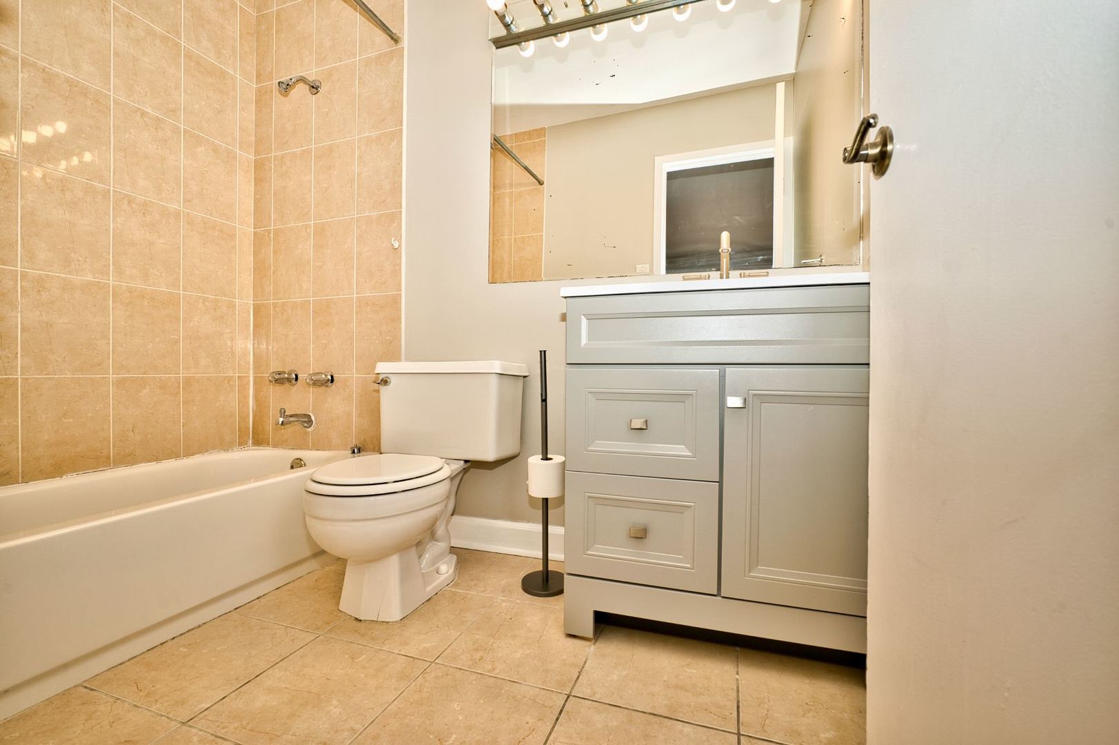 6166 North Sheridan Road, Unit 26A Chicago, IL 60660 - Photo 25 of 27 a bathroom with a toilet a sink and bathtub