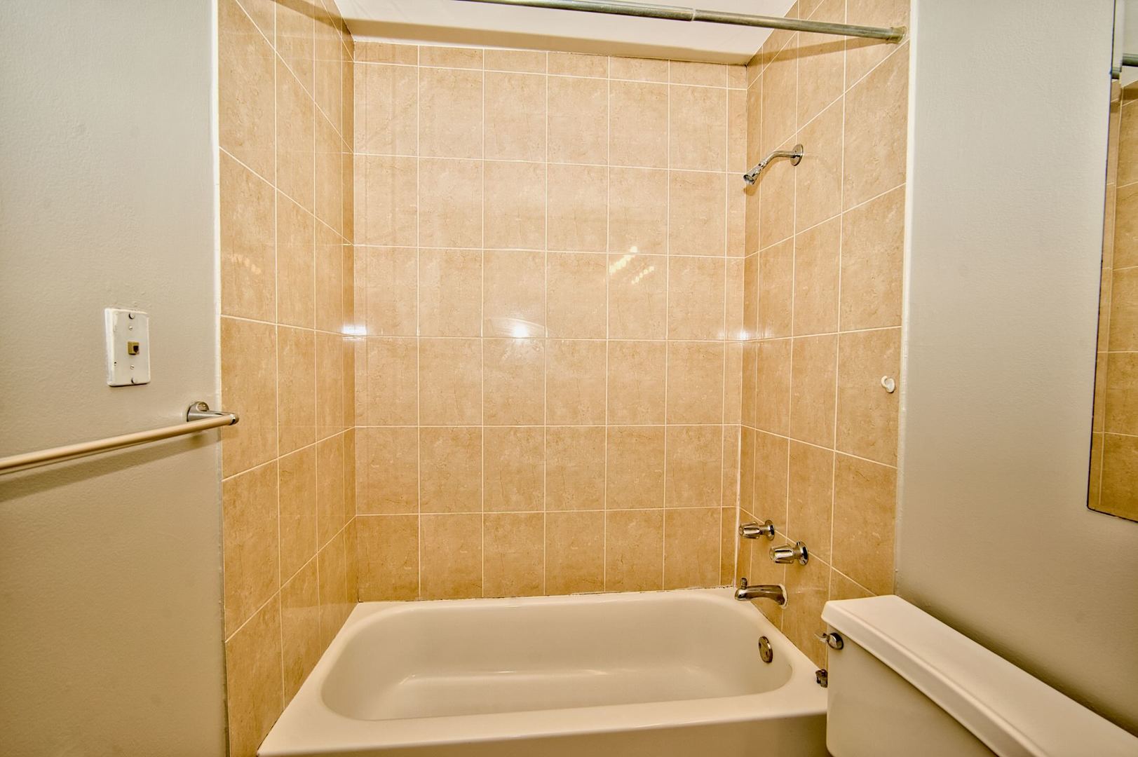 6166 North Sheridan Road, Unit 26A Chicago, IL 60660 - Photo 27 of 27 a bathroom with a bathtub and a shower