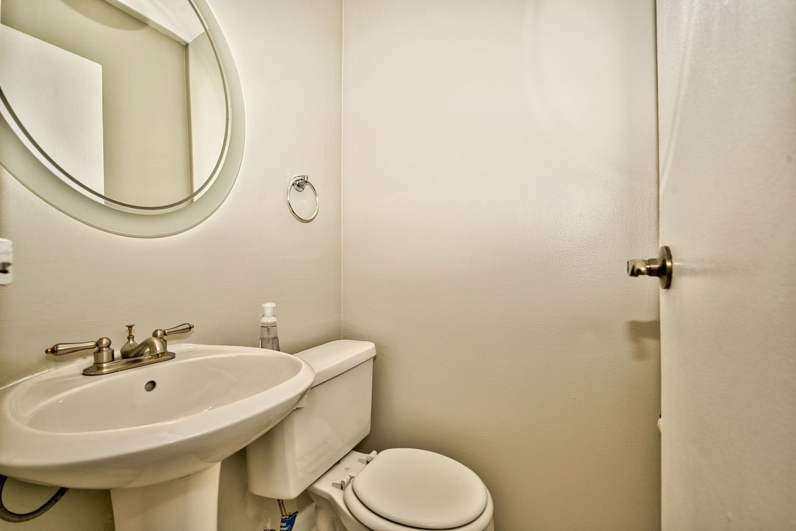 6166 North Sheridan Road, Unit 26A Chicago, IL 60660 - Photo 4 of 27 a bathroom with a sink a toilet and a mirror