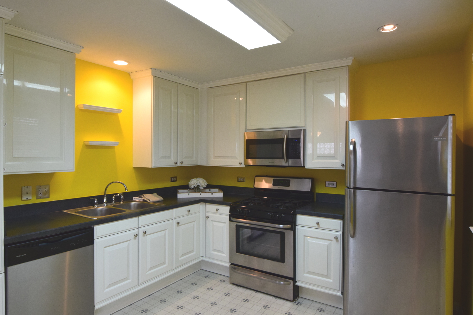 719 Spring Street Roselle, IL 60172 - Photo 11 of 28 Gallery Image 11