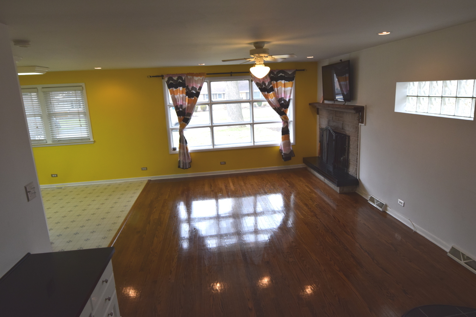719 Spring Street Roselle, IL 60172 - Photo 15 of 28 Gallery Image 15