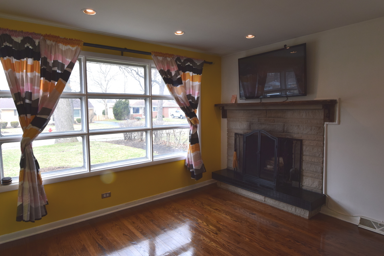 719 Spring Street Roselle, IL 60172 - Photo 16 of 28 Gallery Image 16