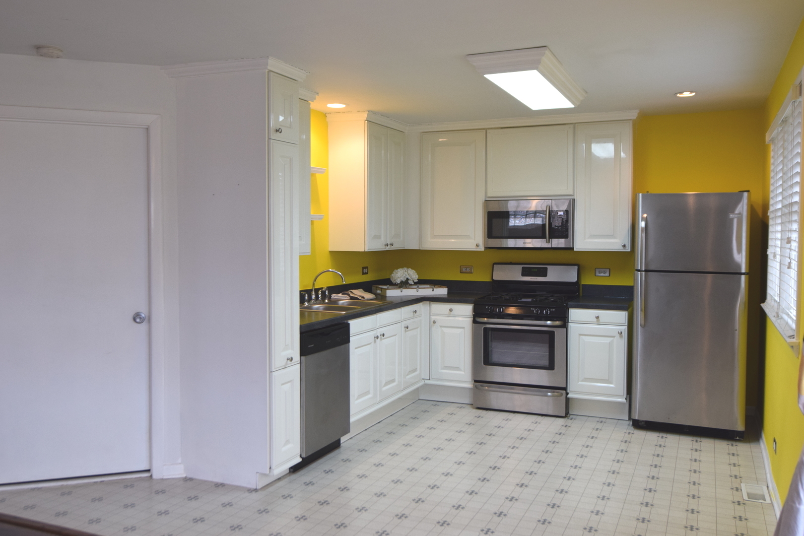 719 Spring Street Roselle, IL 60172 - Photo 10 of 28 Gallery Image 10