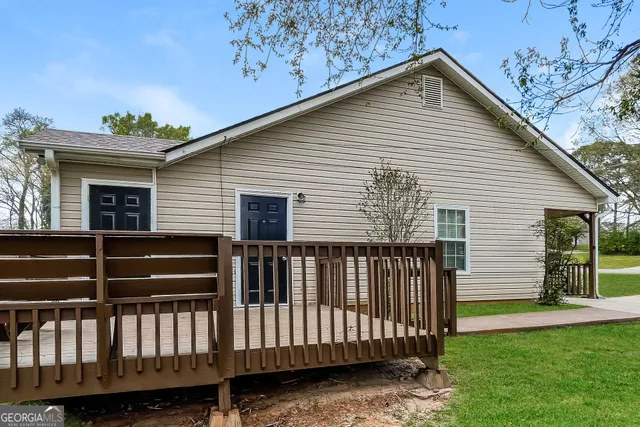 a view of a house with a yard