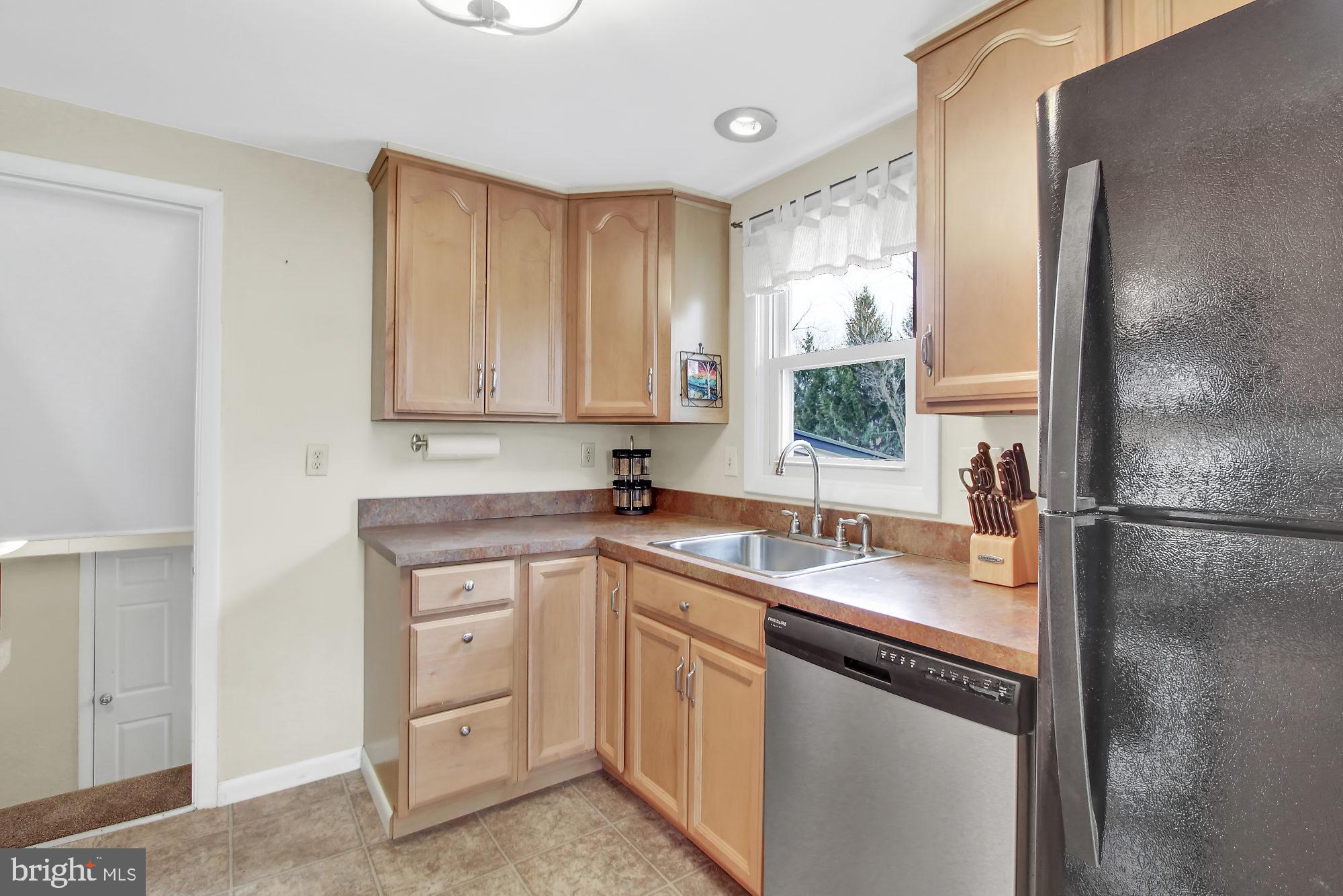 28 Sharon Road Enola, PA 17025 - Photo 10 of 27 Kitchen