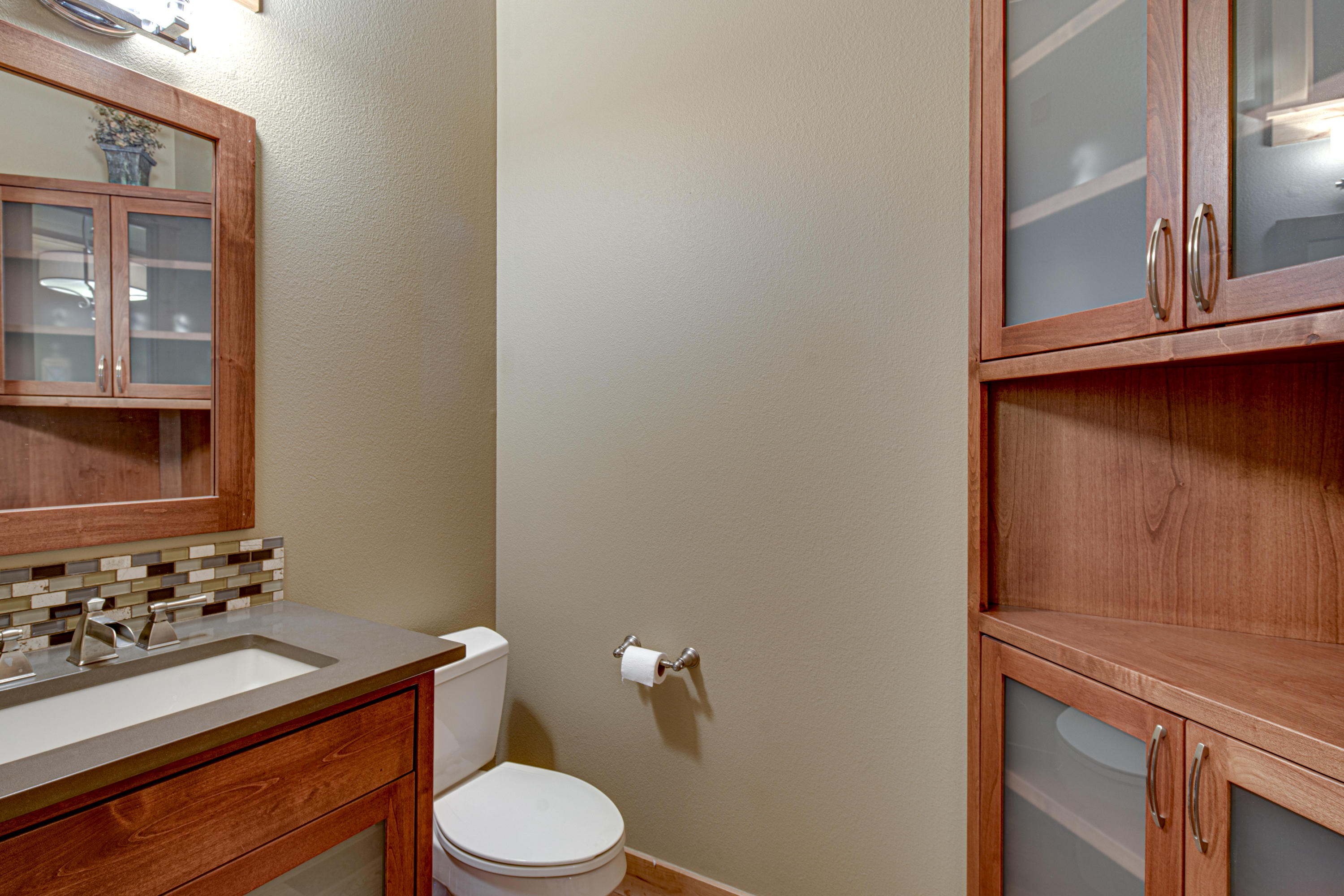 933 Southwest Vantage Point Way Bend, OR 97702 - Photo 20 of 36 Powder Room
