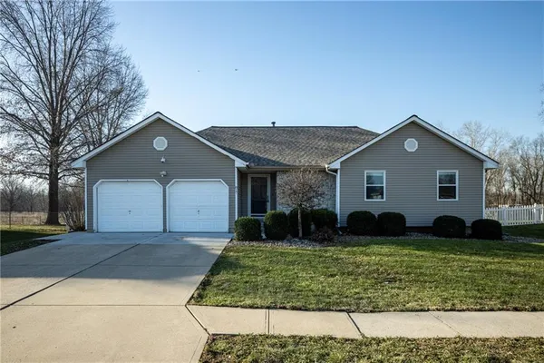 $330,000 | 817 Stonebrook Drive, Grain Valley, MO 64029