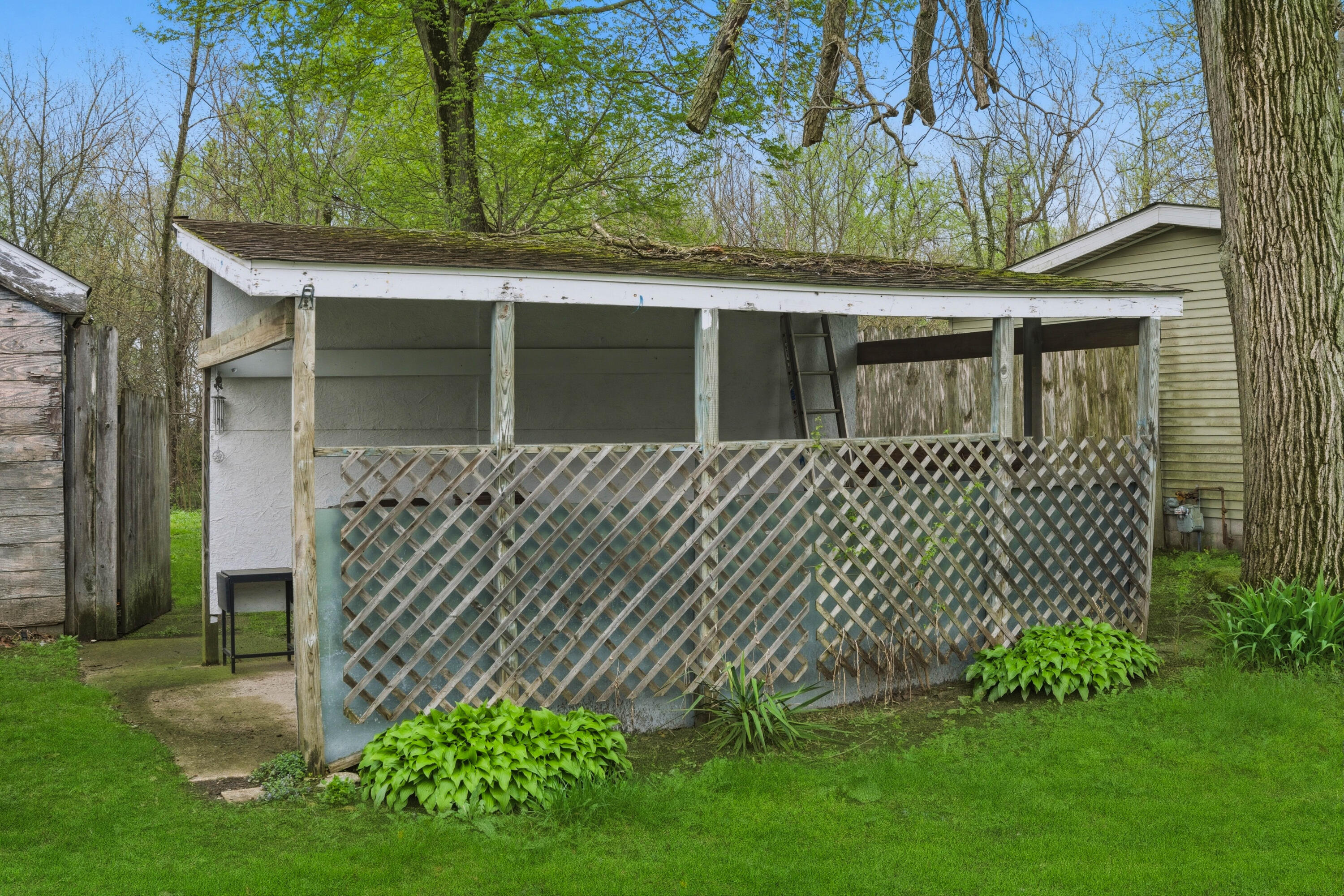 17333 North 700th Street West Hebron, IN 46341 - Photo 33 of 35 a side of a house with a garden