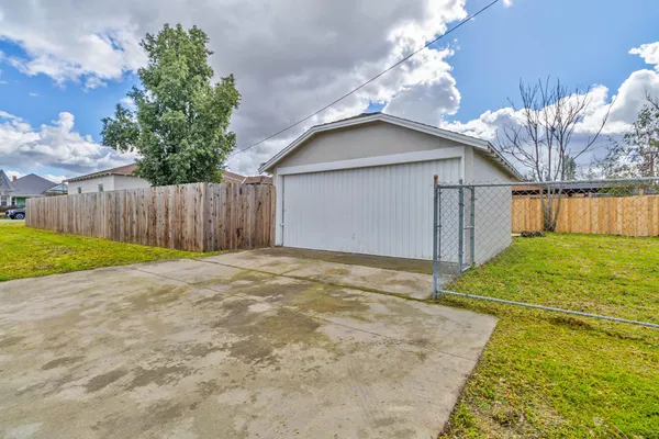 $314,900 | 257 North F Street, Tulare, CA 93274