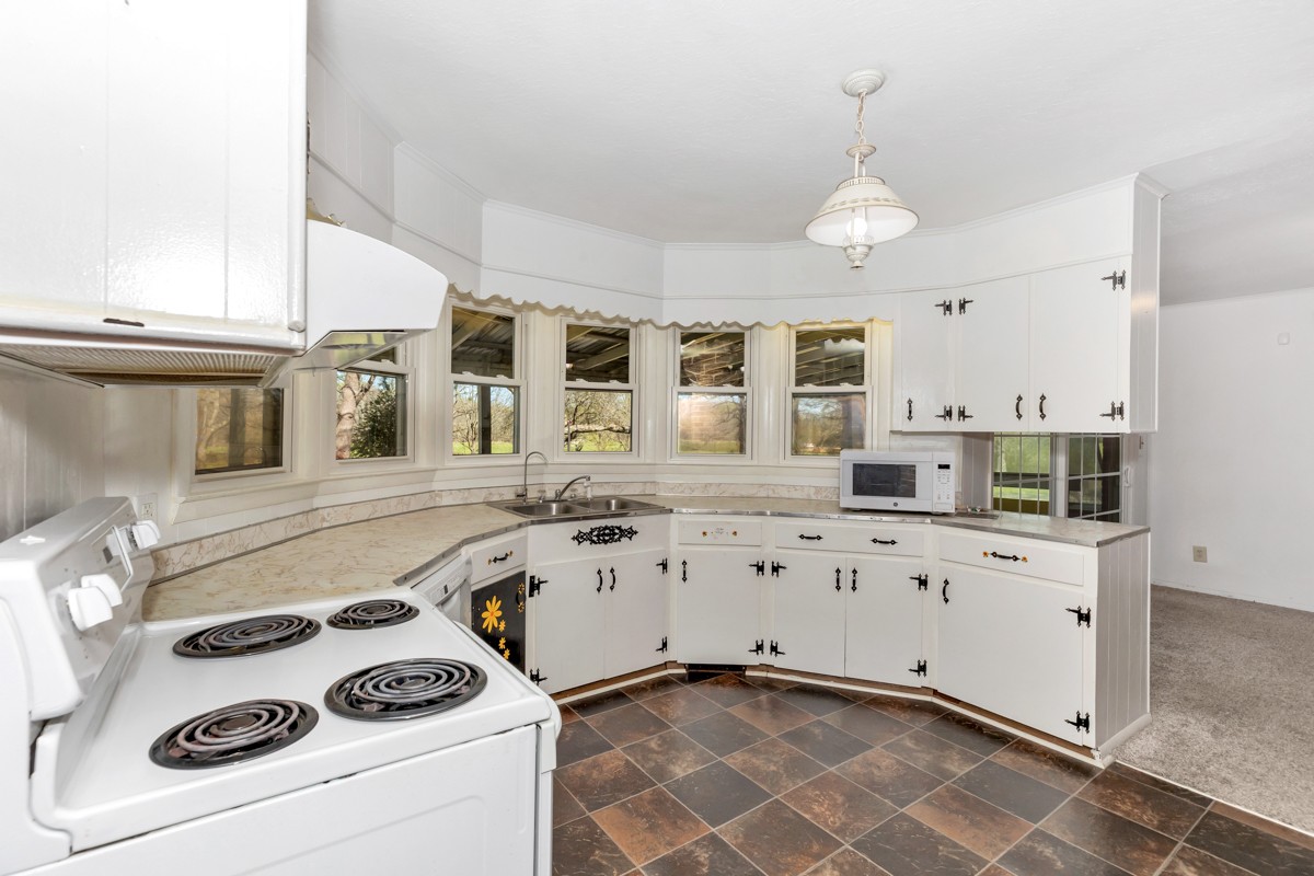 24 Slaughter Pen Road Ardmore, TN 38449 - Photo 5 of 32 a kitchen with a stove a sink and a refrigerator